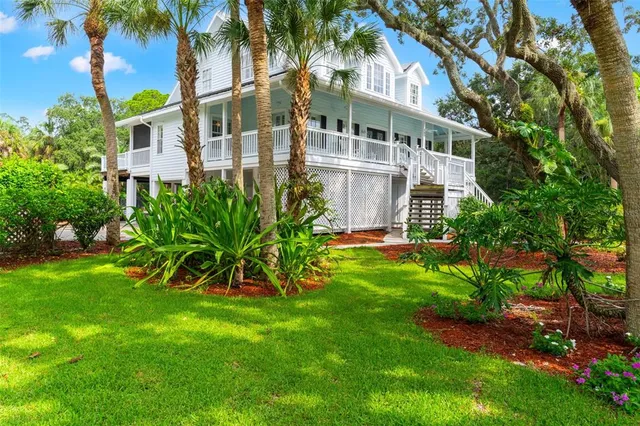 a view of a back yard of the house