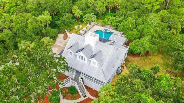 a view of entryway with a yard