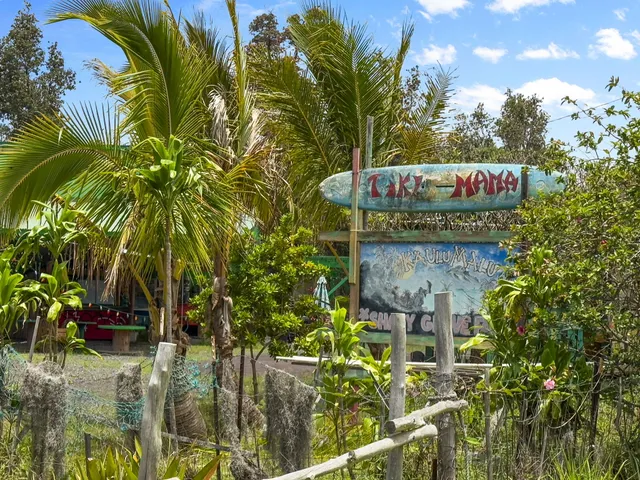 a sign that is sitting on a brick wall