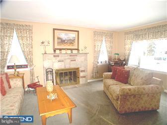 1139 Cumberland Road Abington, PA 19001 - Photo 2 of 12 Living Room