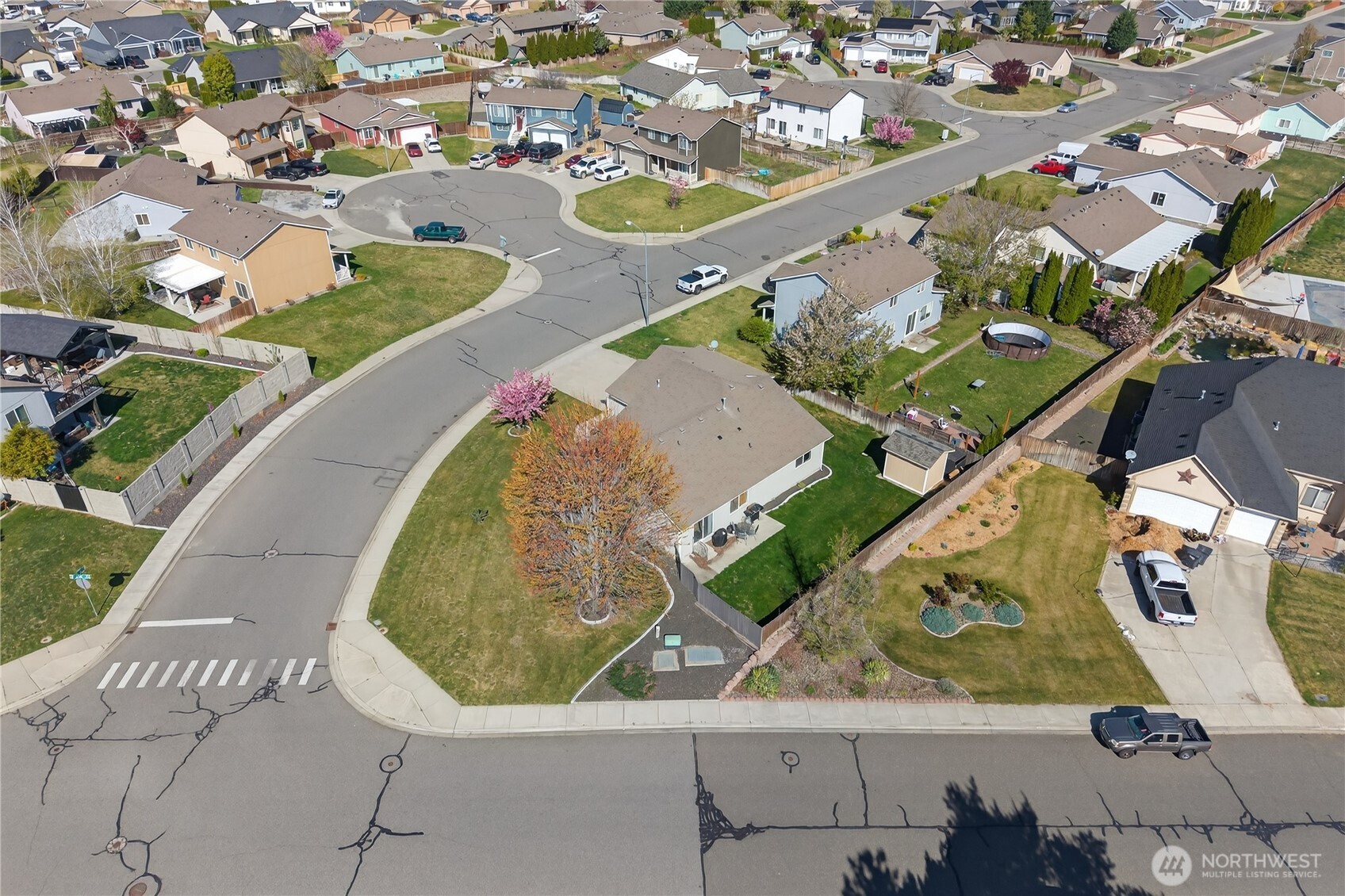 4607 Santa Fe Lane Pasco, WA 99301 - Photo 23 of 28 an aerial view of a house a yard and lake view