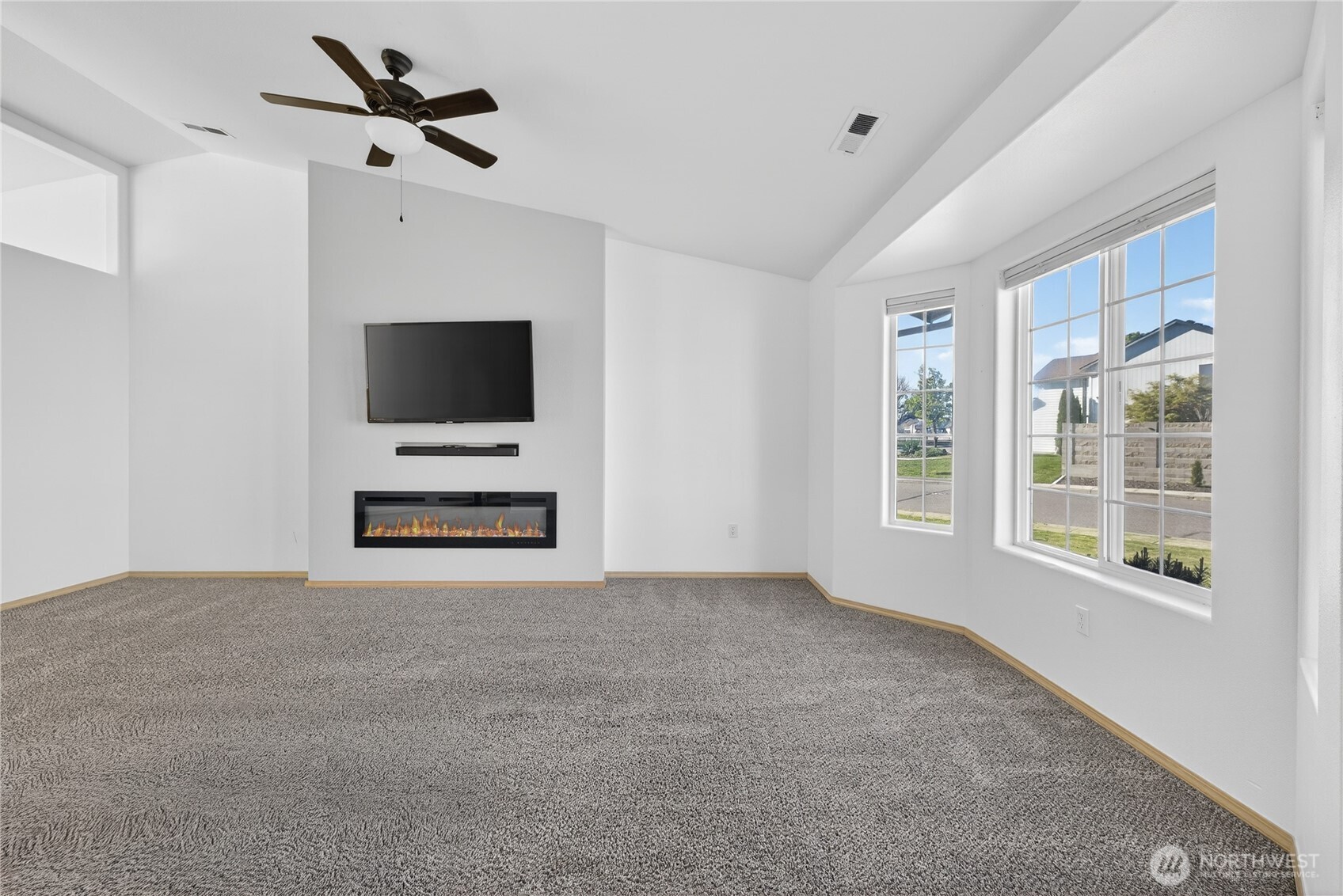 4607 Santa Fe Lane Pasco, WA 99301 - Photo 3 of 28 a view of a livingroom with furniture and a flat screen tv