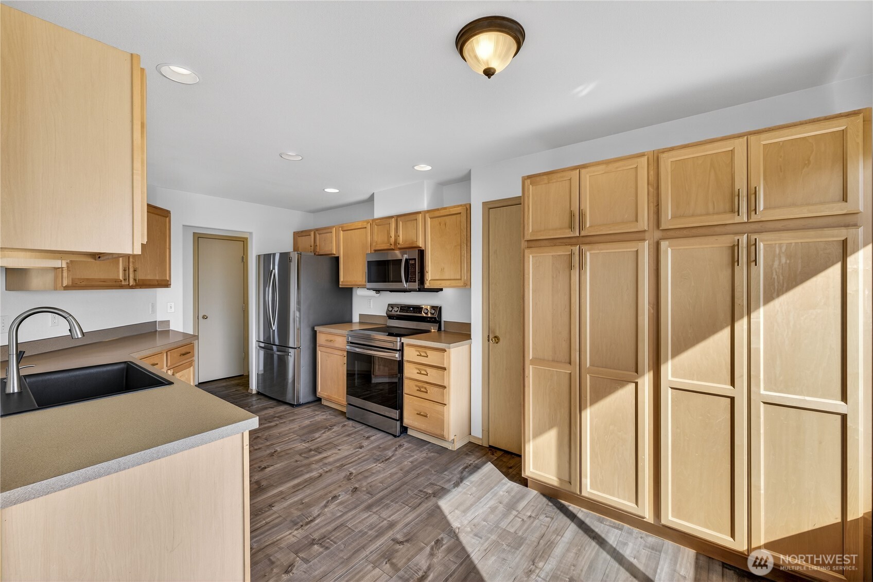 4607 Santa Fe Lane Pasco, WA 99301 - Photo 7 of 28 a kitchen with stainless steel appliances granite countertop a refrigerator stove and sink