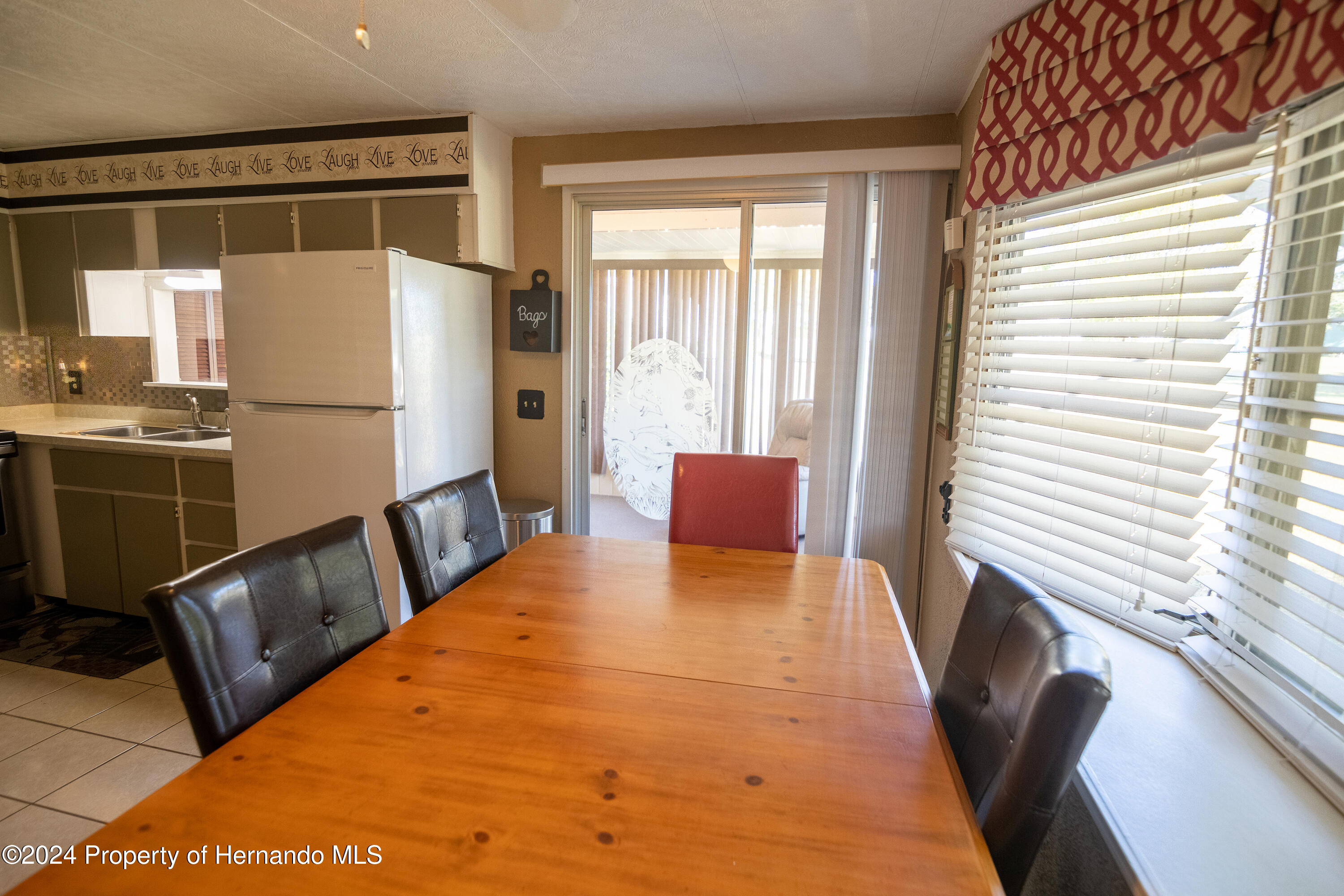 7526 Highpoint Boulevard Brooksville, FL 34613 - Photo 9 of 30 a balcony with table and chairs