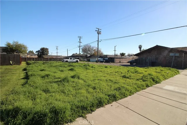 a view of a house with a big yard