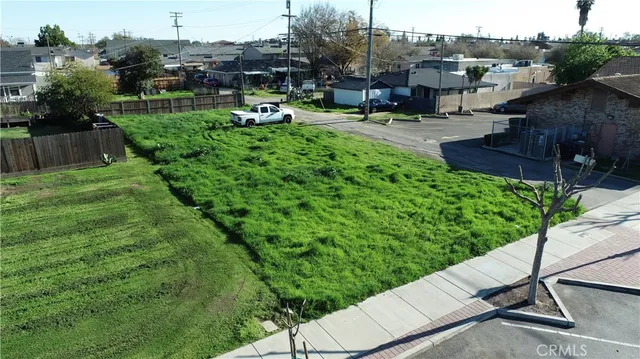 a view of a garden with lawn chairs