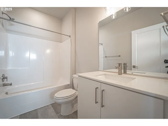 a view of an empty room with a ceiling fan