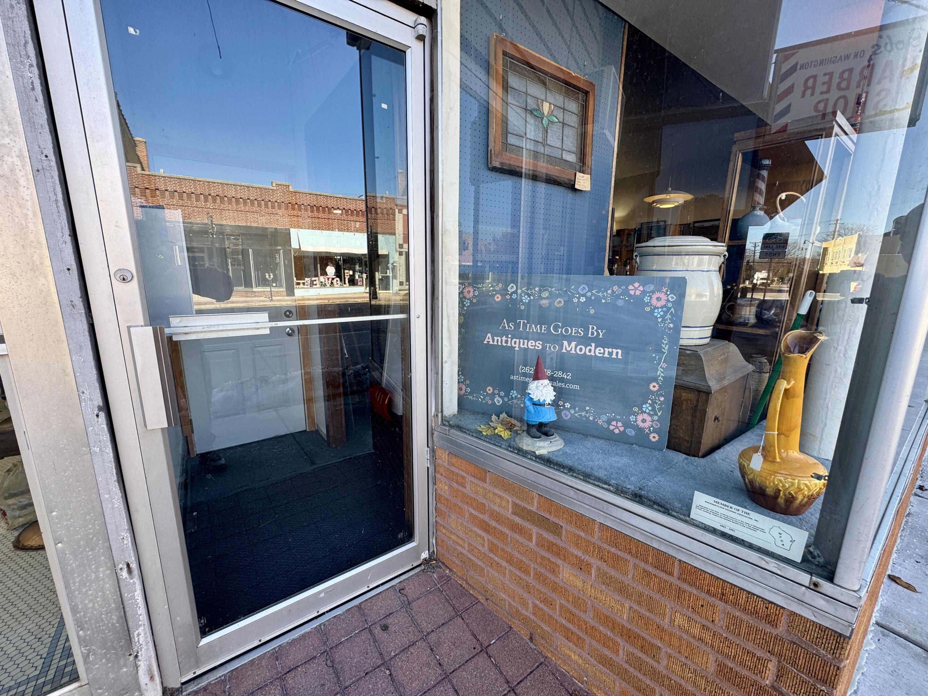 3213 Washington Avenue Racine, WI 53405 - Photo 3 of 34 IMG_7728