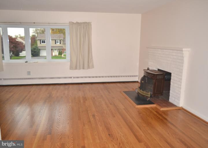 4014 High Point Road Ellicott City, MD 21042 - Photo 8 of 21 Living Room
