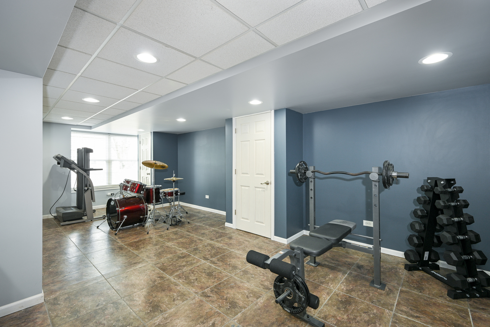2333 Overlook Court, Unit 2333 Naperville, IL 60563 - Photo 18 of 24 a living room with furniture gym equipment and a chandelier