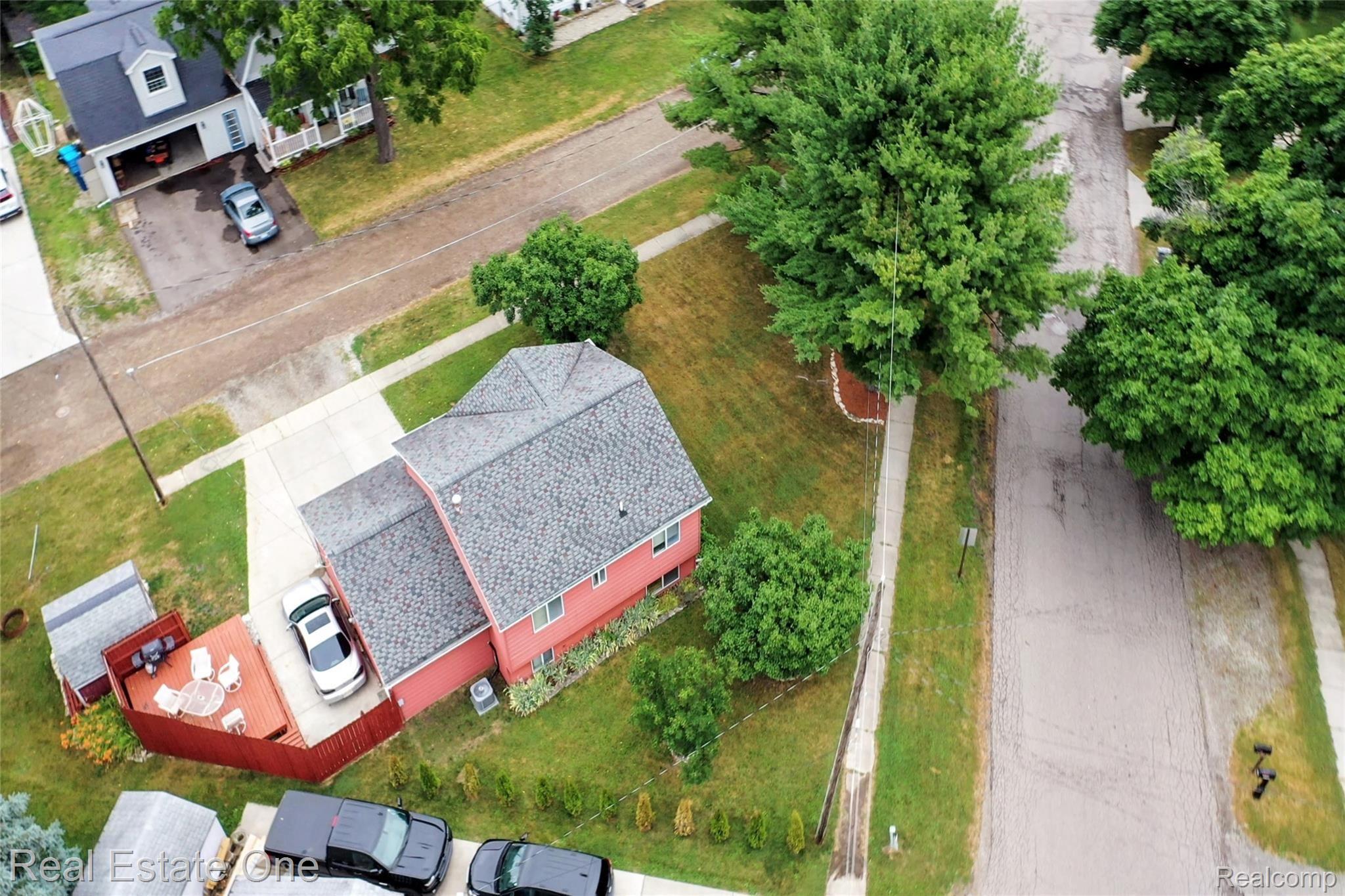 517 West High Street Fenton, MI 48430 - Photo 6 of 33 Deck off side of garage with easy access to laundry /Lav.