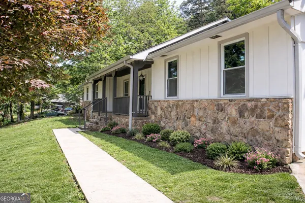 a view of a back yard of the house