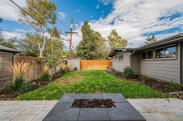a view of a house with a backyard