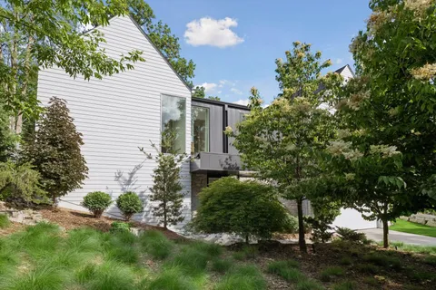 $2,000,000 | 1058 East Circle Drive, Wayzata, MN 55391