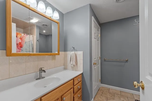 $2,400 | 15 Water Wheel Circle, Unit 15, Templeton, MA 01468