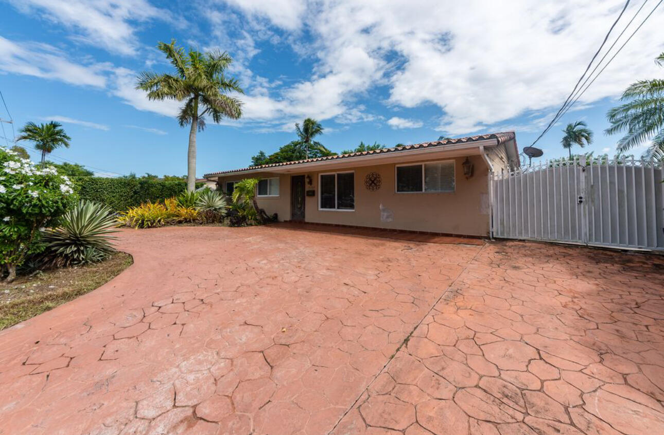 10260 Southwest 48th Street Miami, FL 33165 - Photo 4 of 14 IMG_5267