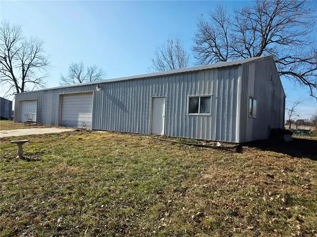 $1,150,000 | 19533 Highway 52, Pleasanton, KS 66075