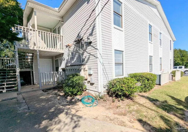 $1,300 | 3202 Redwood Lane, Unit D, Gulf Breeze, FL 32563