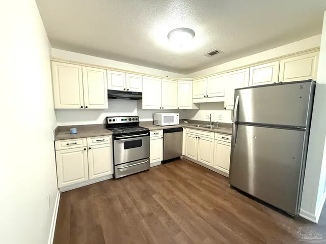 $1,300 | 3202 Redwood Lane, Unit D, Gulf Breeze, FL 32563