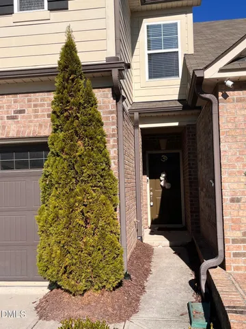 a view of entryway of a house