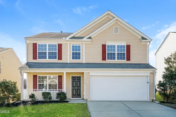 a view of a house with backyard and garden
