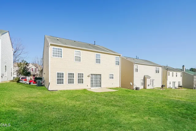 a view of a house with backyard