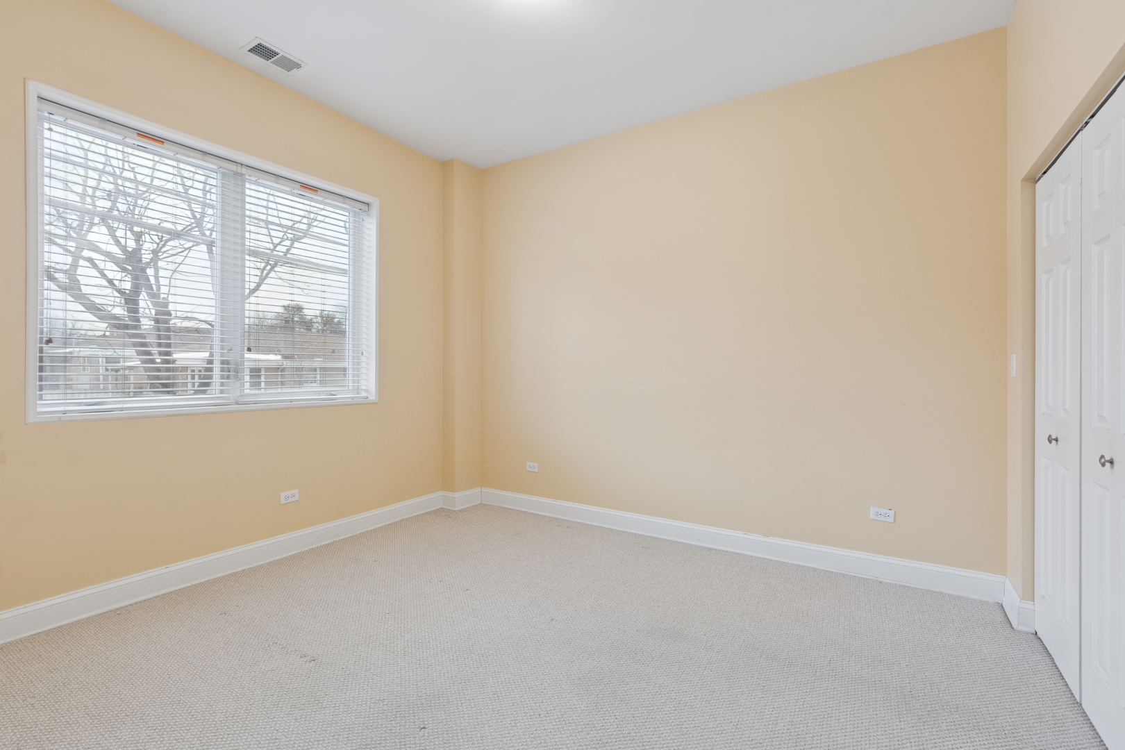 2801 West Ardmore Avenue, Unit 1A Chicago, IL 60659 - Photo 18 of 22 an empty room with a window
