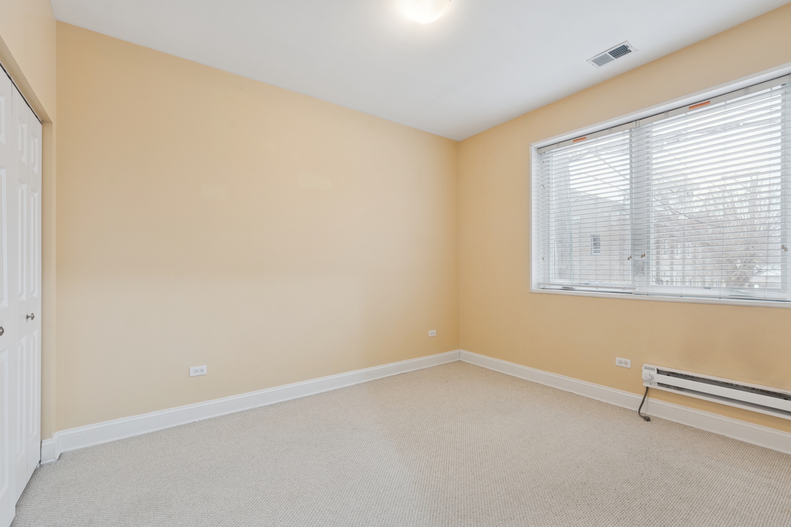 2801 West Ardmore Avenue, Unit 1A Chicago, IL 60659 - Photo 10 of 22 an empty room with a window