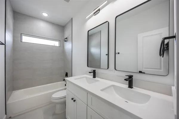 $2,000 | 4804 Carmen Street, Unit B, Houston, TX 77033