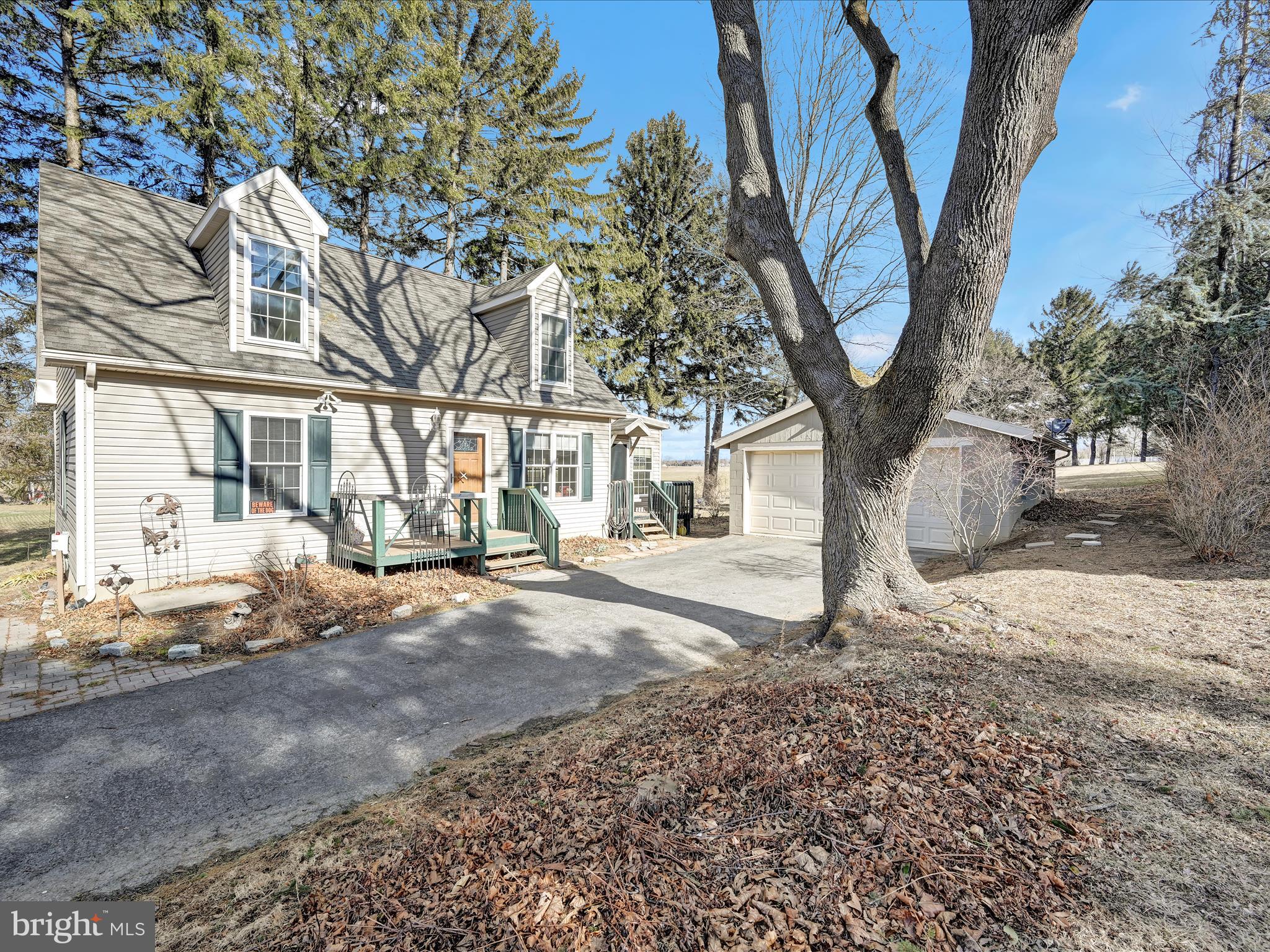 605 Wateredge Road Lititz, PA 17543 - Photo 4 of 29 a tree in the middle of a yard