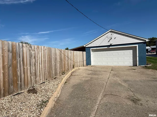 $95,500 | 975 Old W Locust Street, Canton, IL 61520