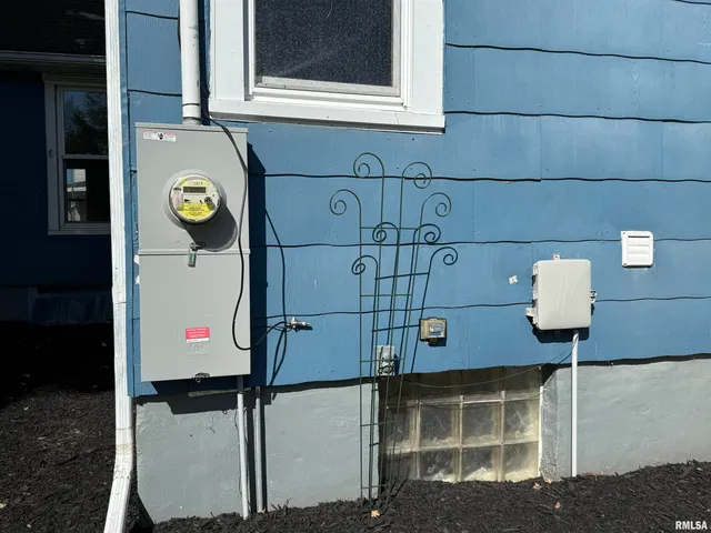 $95,500 | 975 Old W Locust Street, Canton, IL 61520