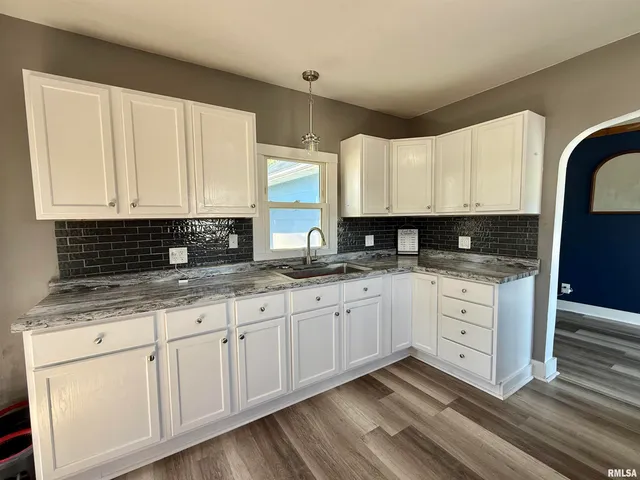 $95,500 | 975 Old W Locust Street, Canton, IL 61520