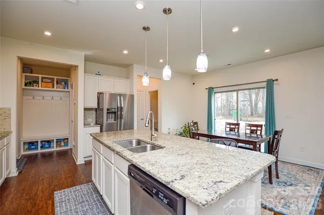 a large kitchen with kitchen island a large island in it
