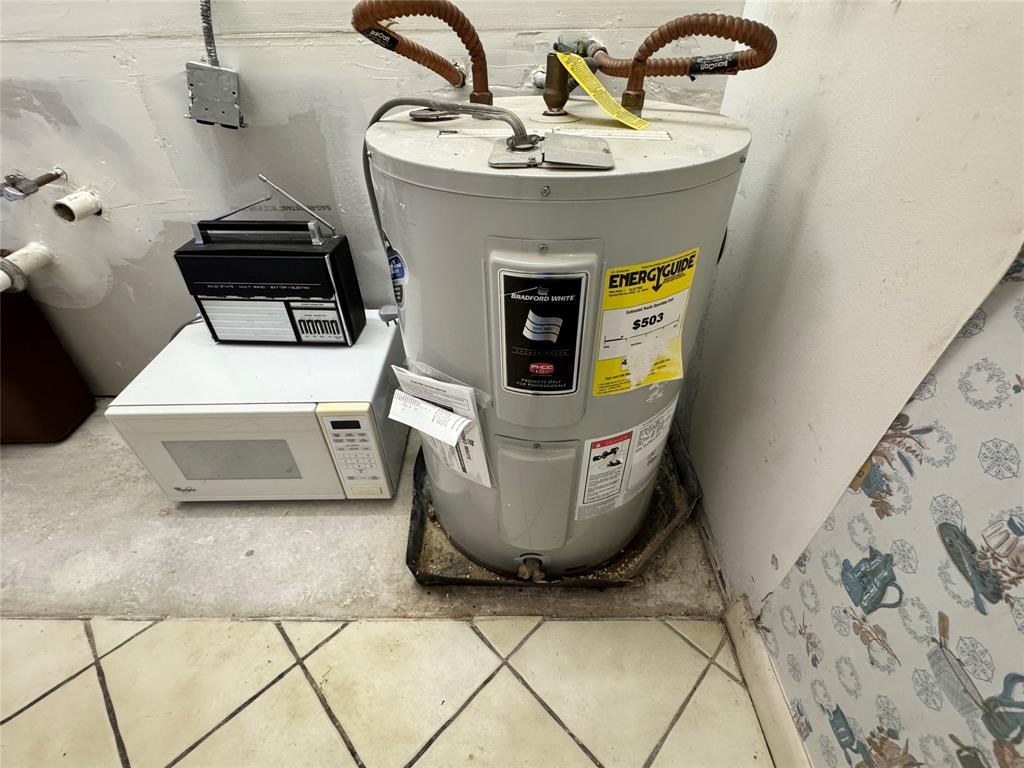 2029 Cambridge B, Unit 2029 Deerfield Beach, FL 33442 - Photo 16 of 36 a living room with a couch