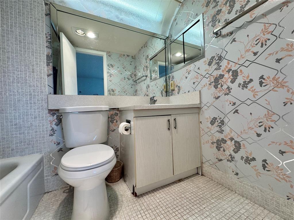2029 Cambridge B, Unit 2029 Deerfield Beach, FL 33442 - Photo 19 of 36 a bathroom with a sink toilet and shower