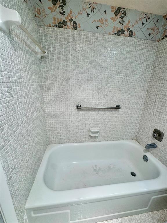 2029 Cambridge B, Unit 2029 Deerfield Beach, FL 33442 - Photo 21 of 36 a bathroom with a bathtub