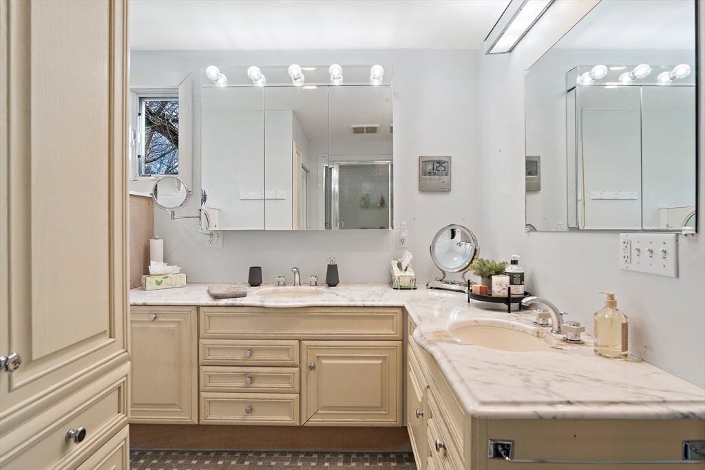 240 Dudley Road Bedford, MA 01730 - Photo 13 of 42 Gallery Image 13