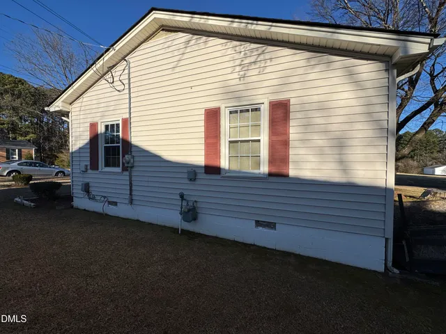 a view of a house with a backyard