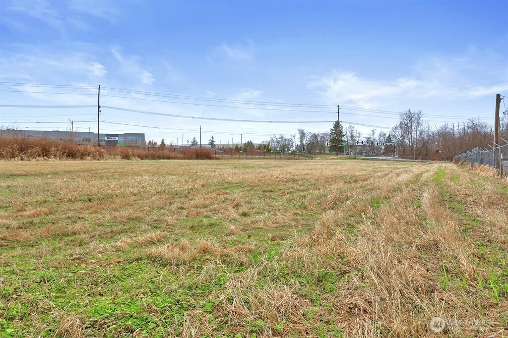 2826 Center Road Everett, WA 98204 - Photo 2 of 5 a view of an ocean and beach