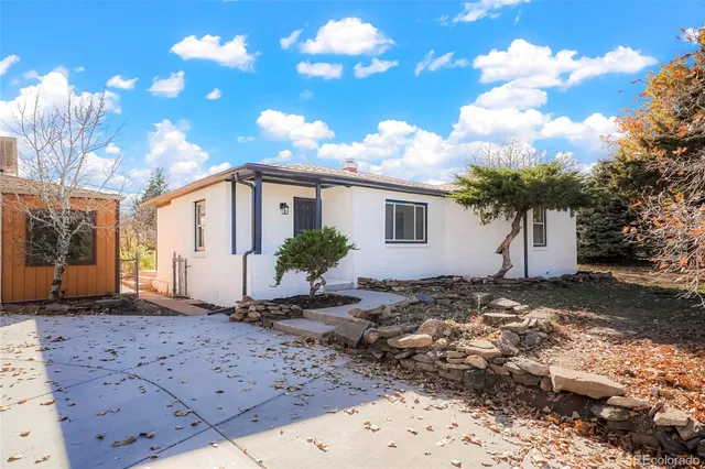a view of a house with a backyard