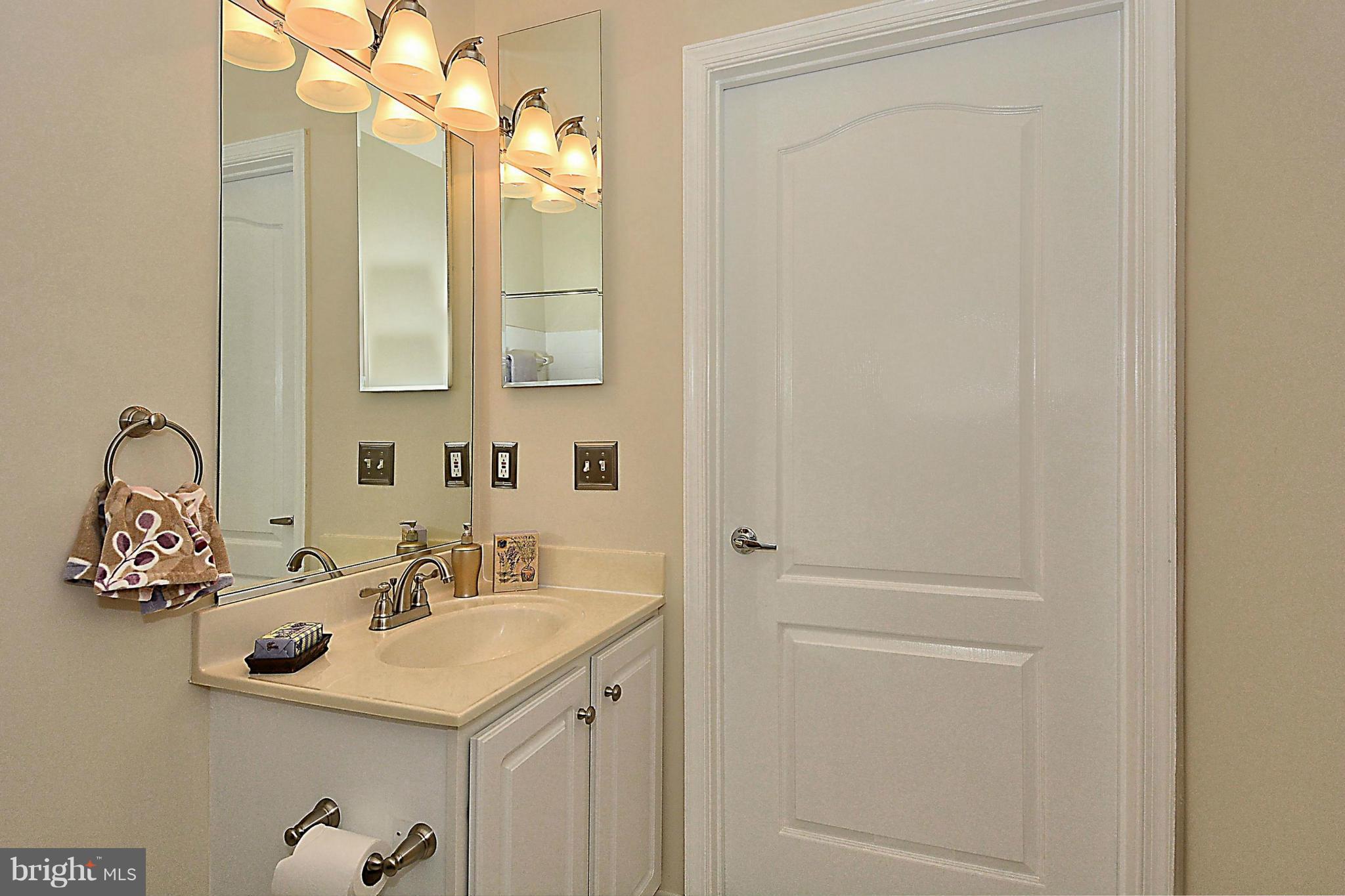 12195 Abington Hall Place, Unit 102 Reston, VA 20190 - Photo 11 of 30 Bath (Master)