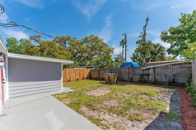 a view of a backyard