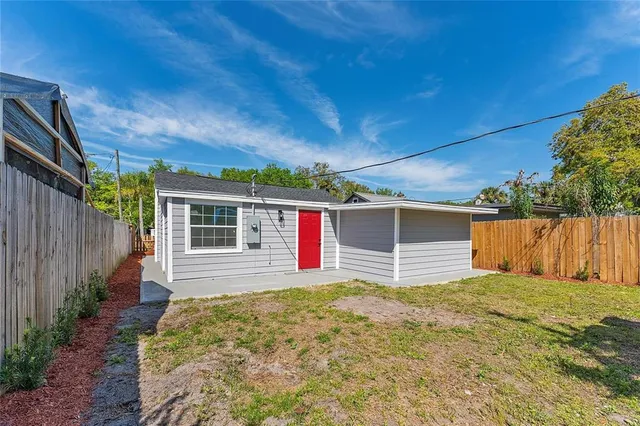 a view of a backyard