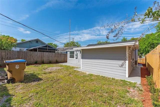 a view of a backyard