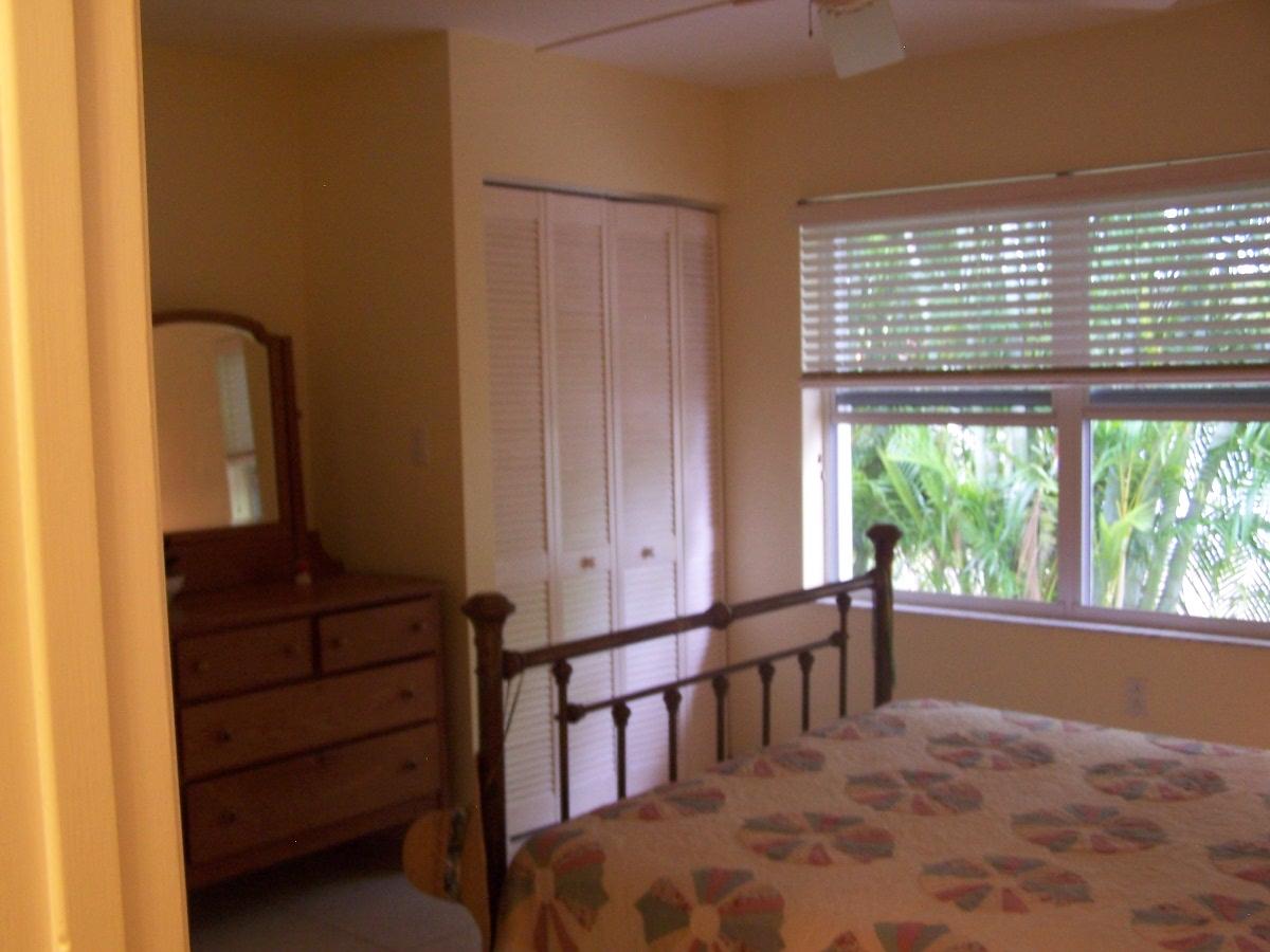 180 8th Street Key Colony Beach, FL 33051 - Photo 11 of 21 Guest Bedroom 100_4963