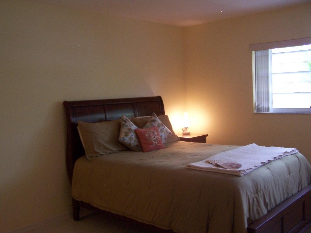 180 8th Street Key Colony Beach, FL 33051 - Photo 14 of 21 Master King Bed 100_4968