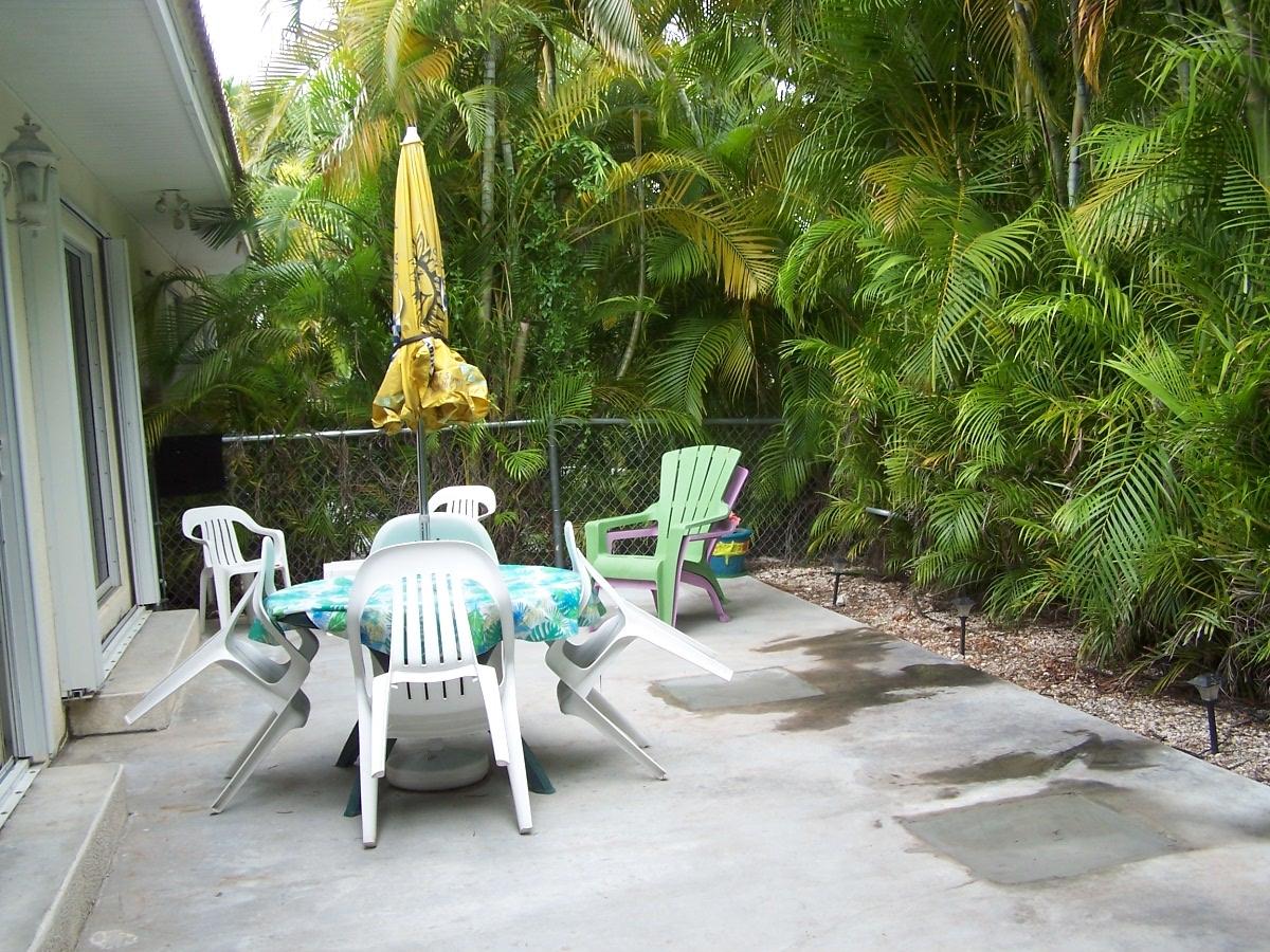 180 8th Street Key Colony Beach, FL 33051 - Photo 17 of 21 Private Patio Lkg North 100_4971