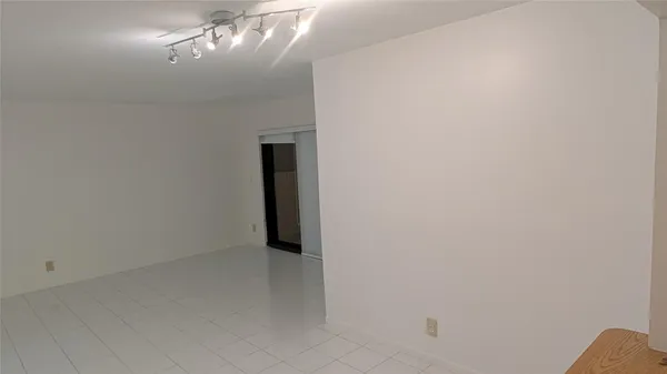 $2,300 | 2372 Northwest 39th Avenue, Pompano Beach, FL 33066