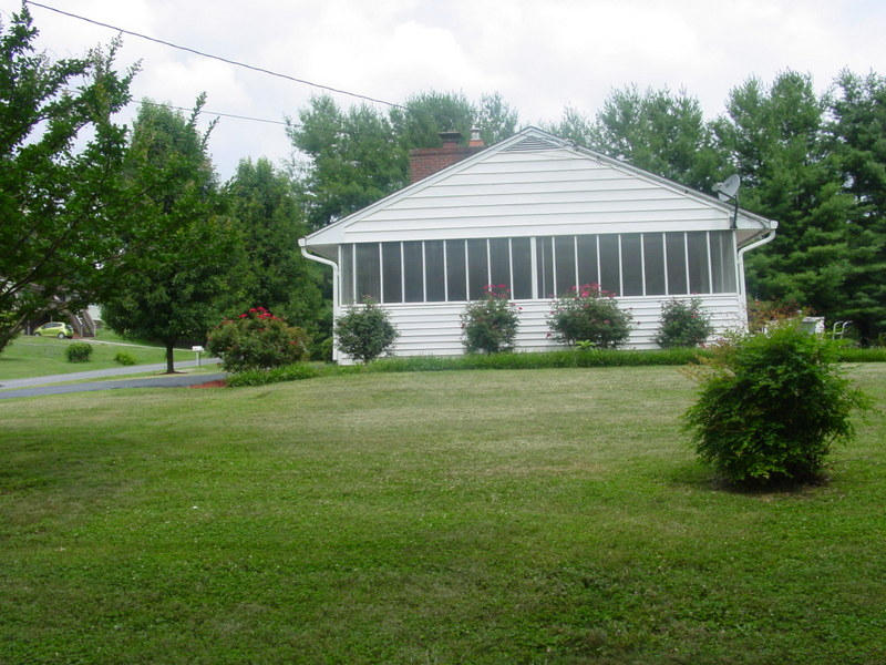 262 Oak Drive Blue Ridge, VA 24064 - Photo 17 of 33 Side View